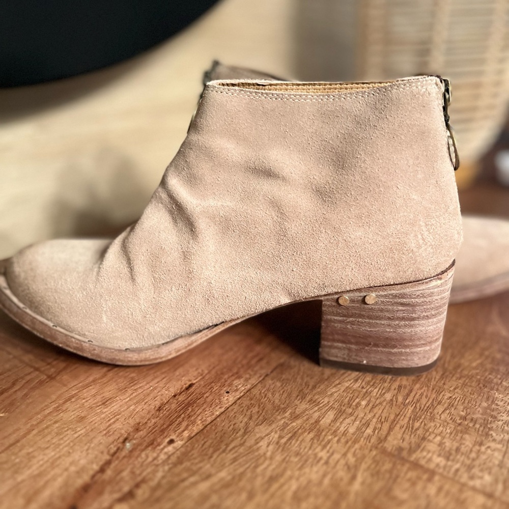 BEEK Eaglet Heeled Suede Boots - Stone!